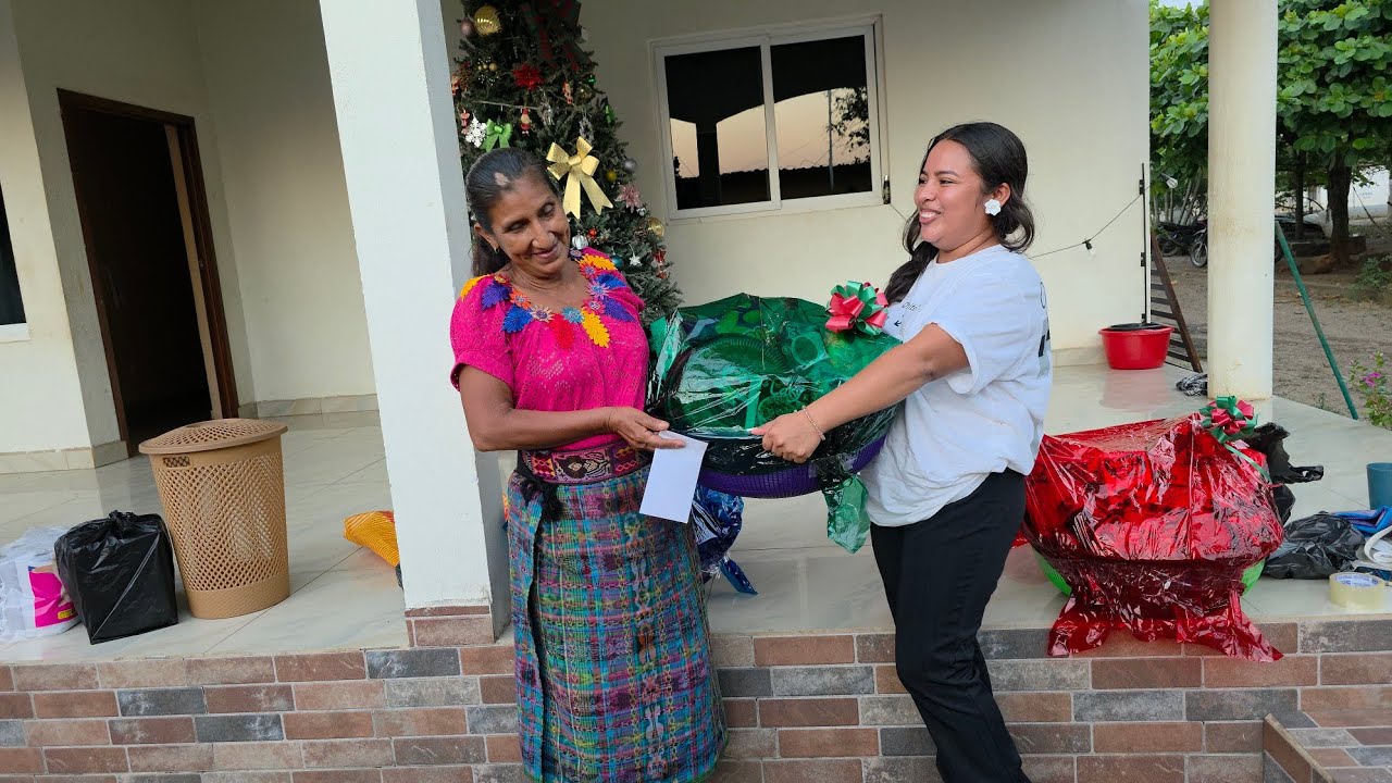 Le Di Aguinaldo y Canasta Navideña a Doña Lencha 