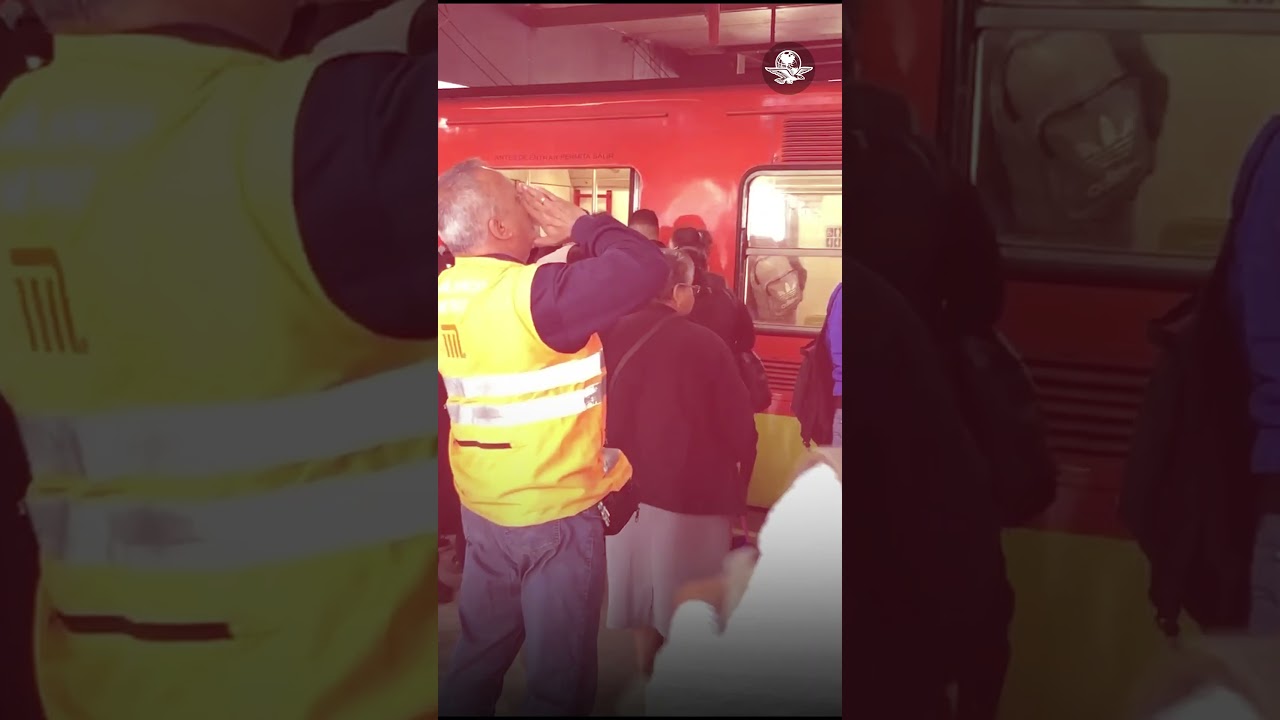 Policía del Metro CDMX se viraliza por motivar a usuarios 
