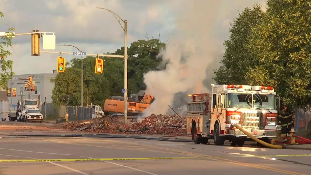 Crews battle fire at abandoned warehouse in Rochester