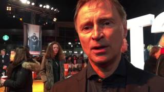 Robert Carlyle humbled by the huge crowds at the #T2trainspotting World Premiere