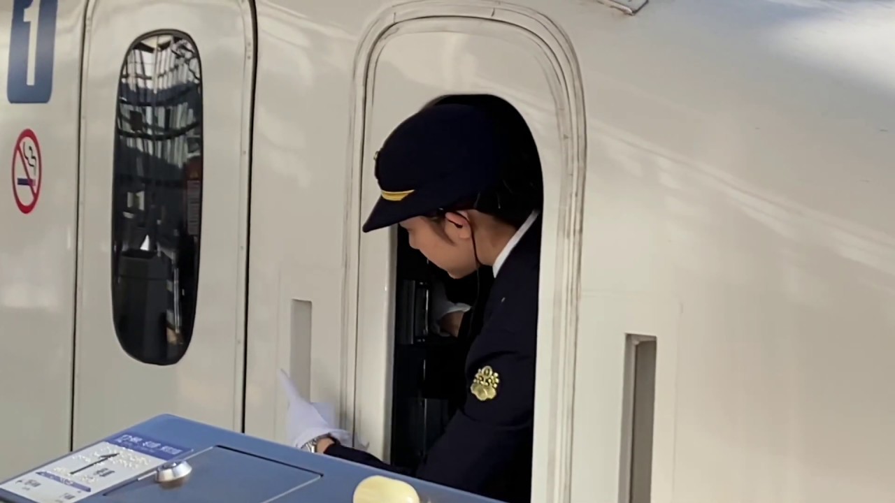 新幹線のぞみに女性車掌が二人乗務［京都駅］