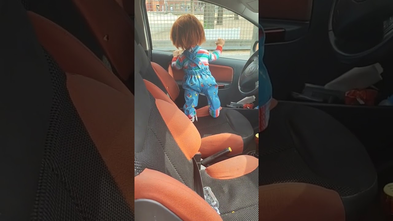 que está pasando en mi coche? chucky? muñeco diablo? diabólico? horror