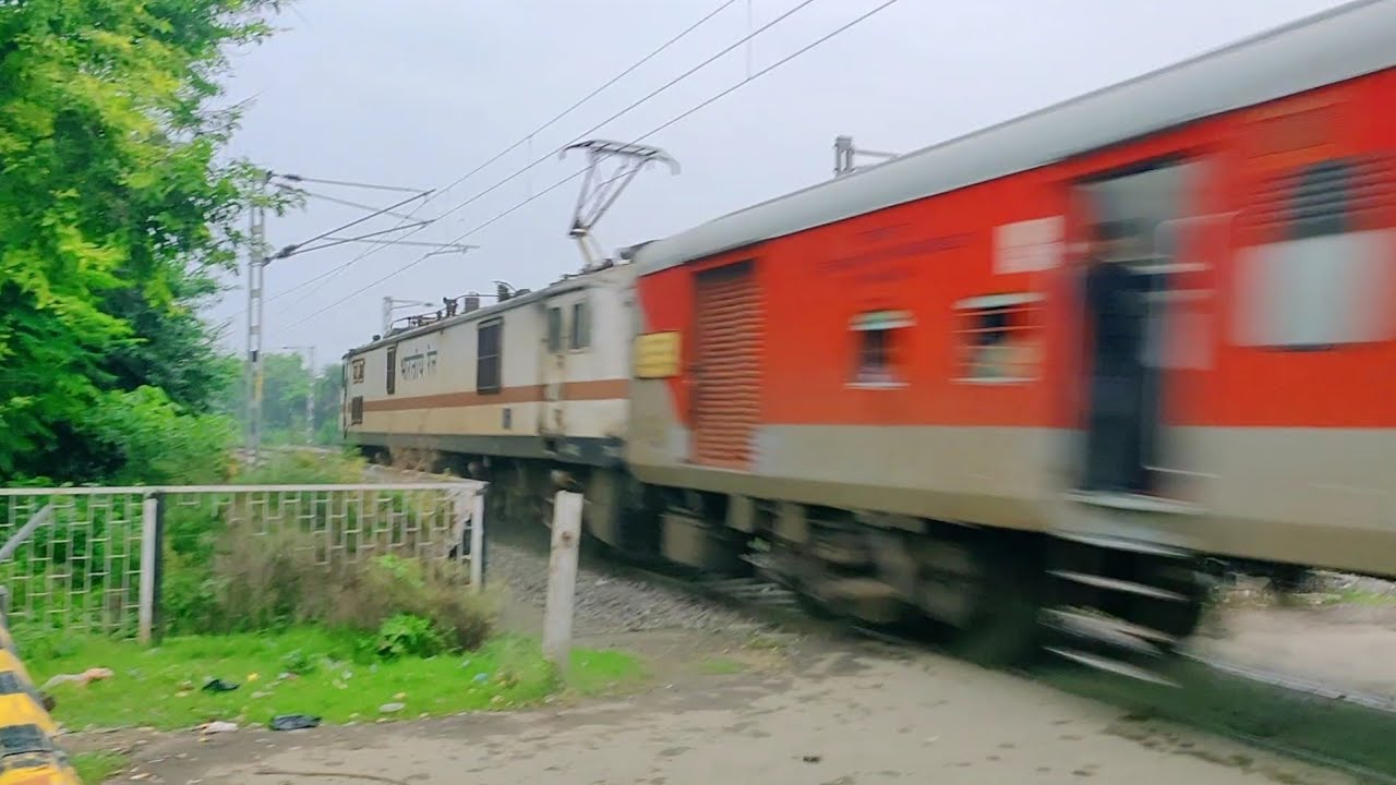 12107 / Mumbai LTT-Sitapur Superfast Express Dengerous Stormy Speed Moving Through out Railfata