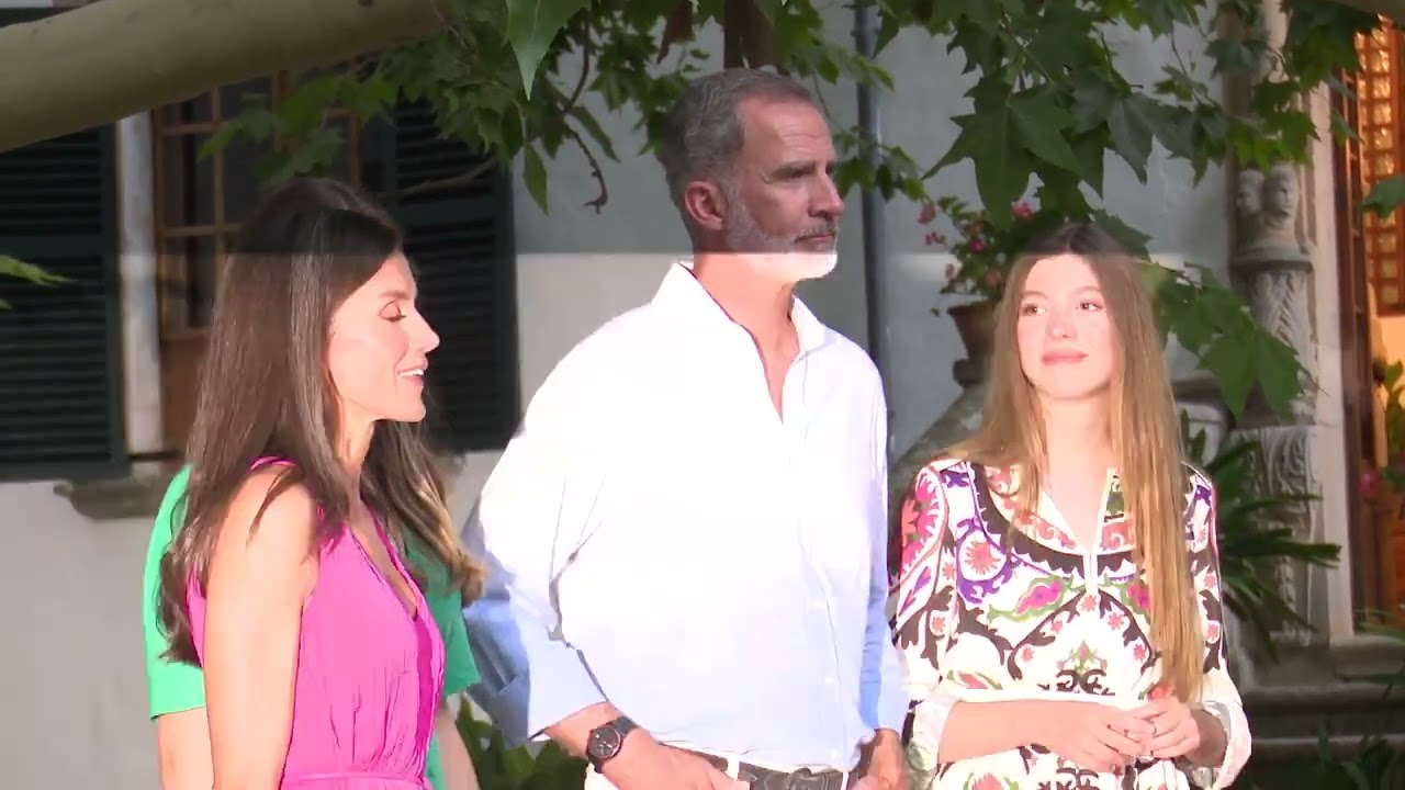 Felipe, Letizia, Leonor Sofía eligen los impresionantes Jardines de Alfabia para su posado estival.