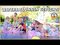 WATERBALLONNEN GEVECHT OP DE TRAMPOLiNE GAAT ERG HARD! 😱💦 | Bellinga Vlog #2127