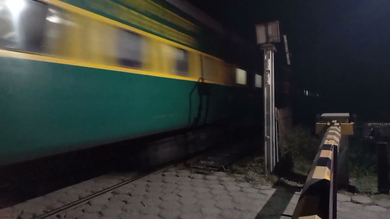 12187 Jabalpur JN. - Mumbai CSMT Garibrath Express With ET/WAP-7. Flat 110Km. At Cold Evening..