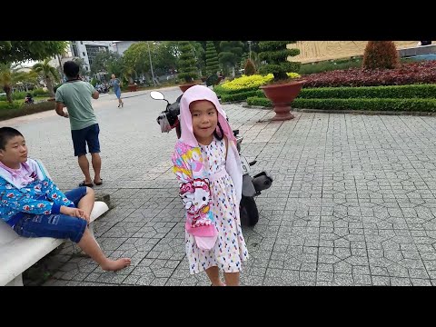 Video Mẹ mua đôi dép Hello Kitty Xí Muội rất thích ???? Xí Mụi... - youtube