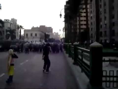 Polizei läuft von demonstranten weg in ägypten- egypt police run away from people revolution  2011