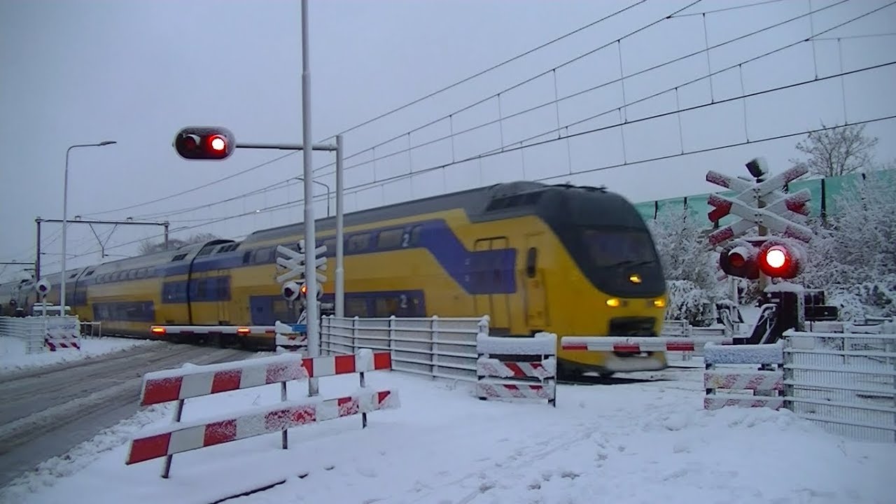 Spoorwegovergang Elst // Dutch railroad crossing