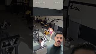 Mujer defiende a su novio en una pelea del gimnasio 😱