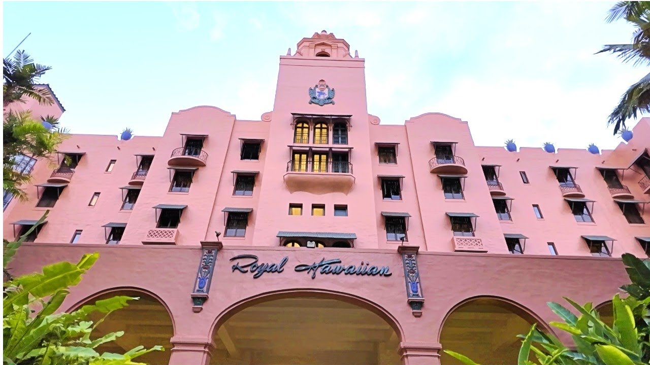 【4K】𝐖𝐀𝐋𝐊 🇺🇸 The Royal Hawaiian Resort in Waikiki, Hawaii 🏖️🌺🌞