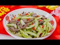 青瓜酸炒鸡杂 Stir-Fried Cucumber with Chicken Giblets