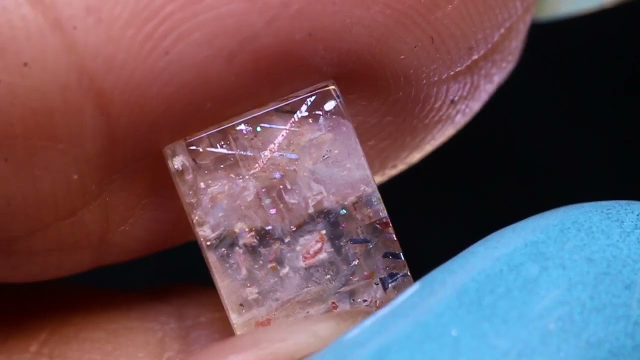 1.55 cts Rainbow Lattice Australian Sunstone CG-4125 Colouredgems