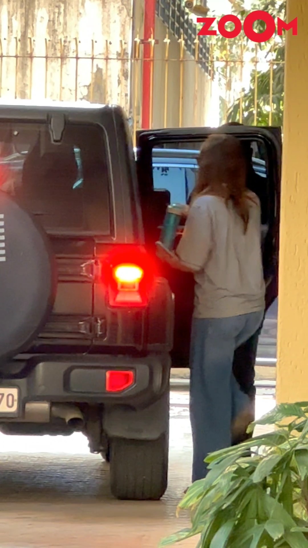 Kareena Kapoor Khan leaves from Karisma Kapoor's residence to meet Saif Ali Khan at hospital #shorts