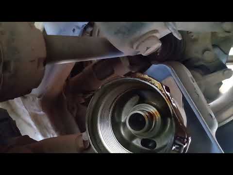 Vídeo: Como você remove o filtro de óleo em um Toyota Corolla?