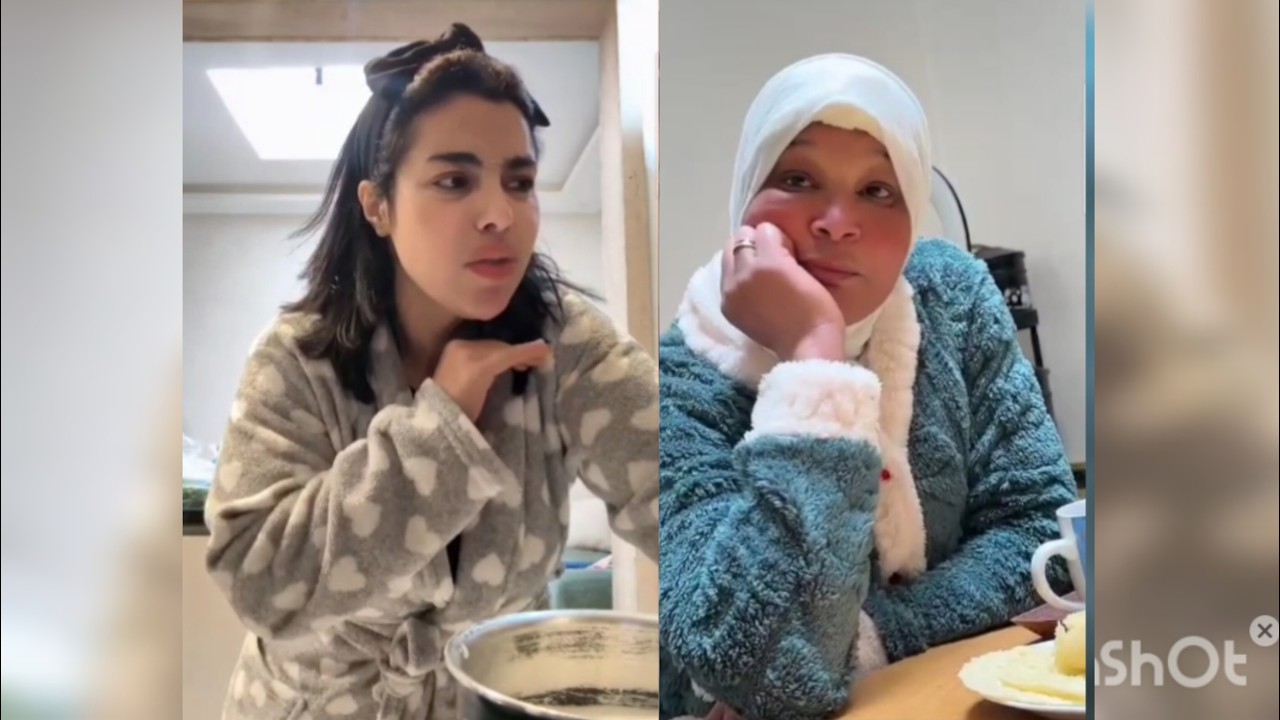 مريم سرقات لسارة لفلوس باش تمشي للحمام