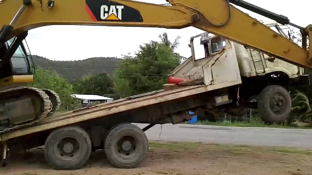 20150 Loading excavator onto truck. YouTube