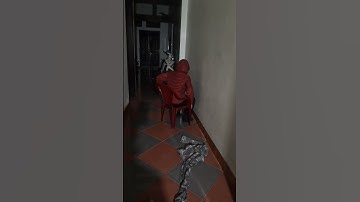 Bà giờ chuyển sang bộ môn lê ghế quanh nhà