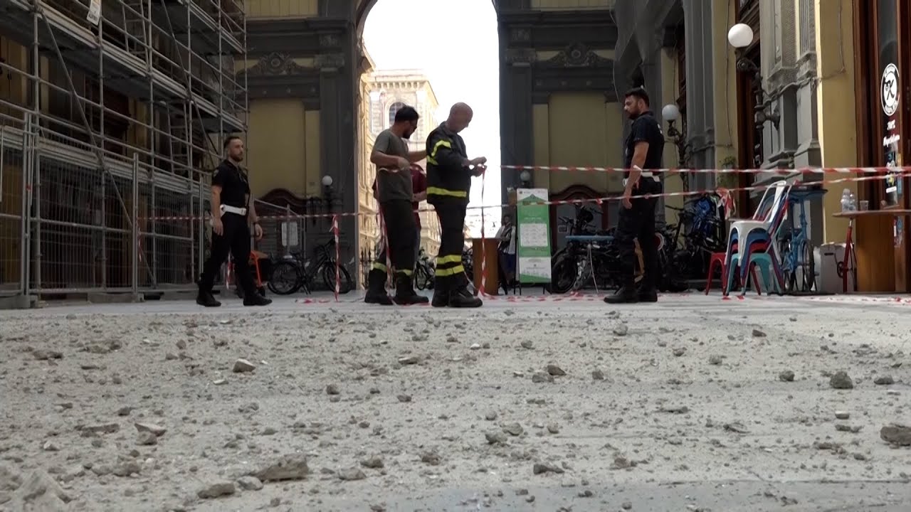 Operai al lavoro alla Galleria Principe di Napoli: resta nodo degrado e sicurezza