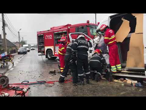 Accident pe DN 17, la Beclean!  Un microbuz si un camion s-au ciocnit