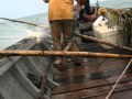 nelayan tradisional menangkap ikan bawal