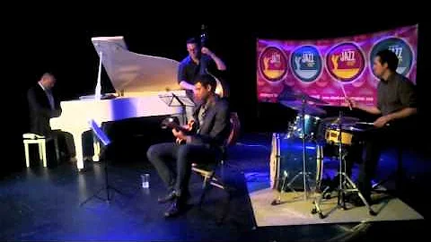 Paul McIntyre trio performing Come rain or come sh...
