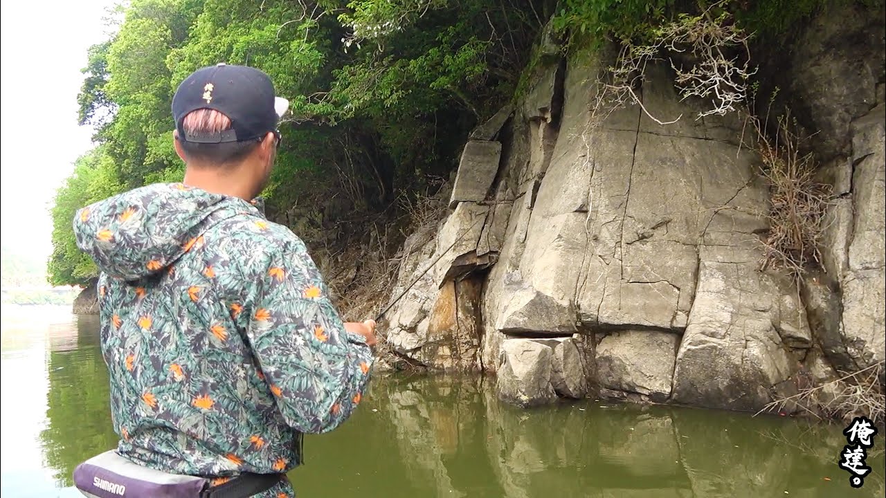 巨大魚に遭遇したので、そっとワームを落とすと…。