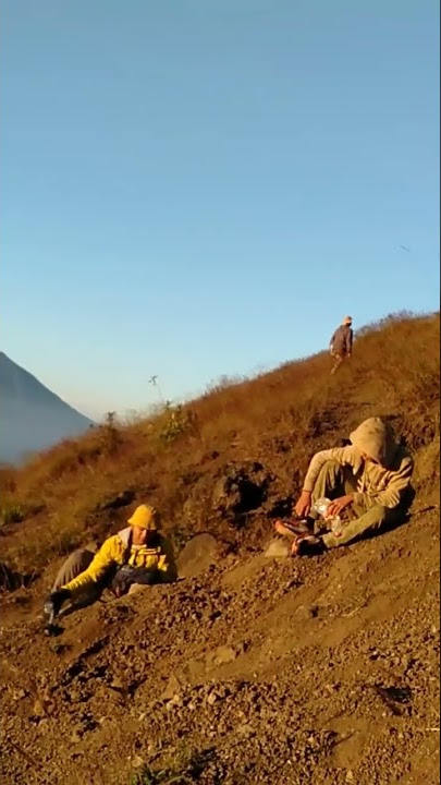 Perjuangan melewati trek pasir dan batu gunung Guntur Jawa Barat