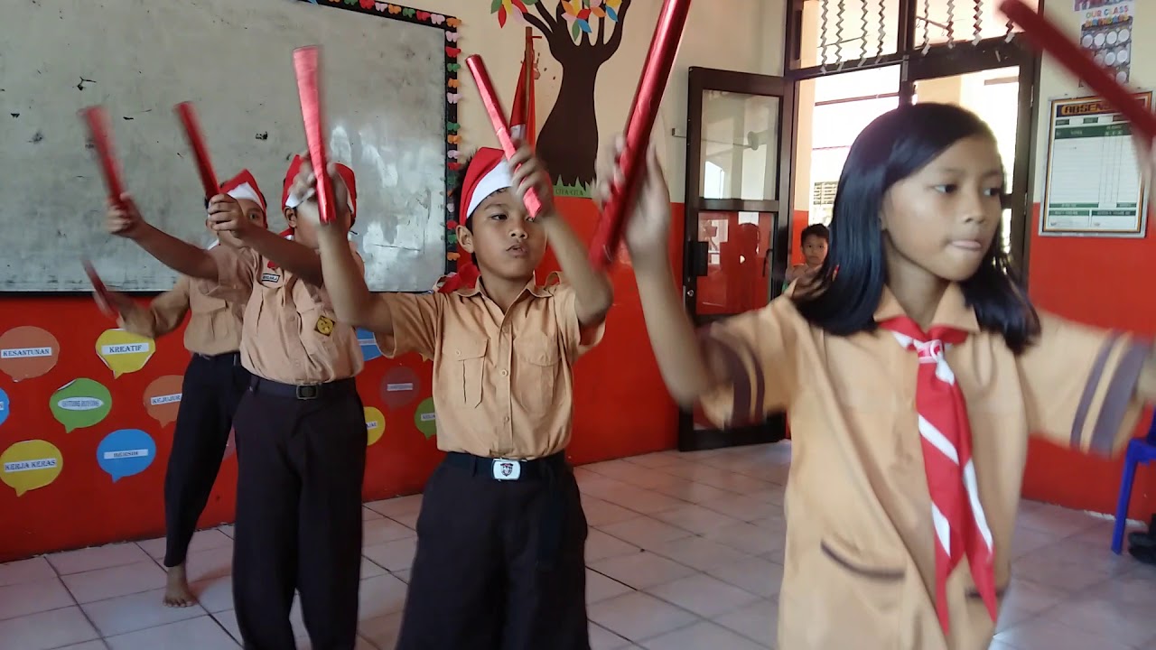 Tari Kreasi anak  menggunakan tongkat estafet buatan  