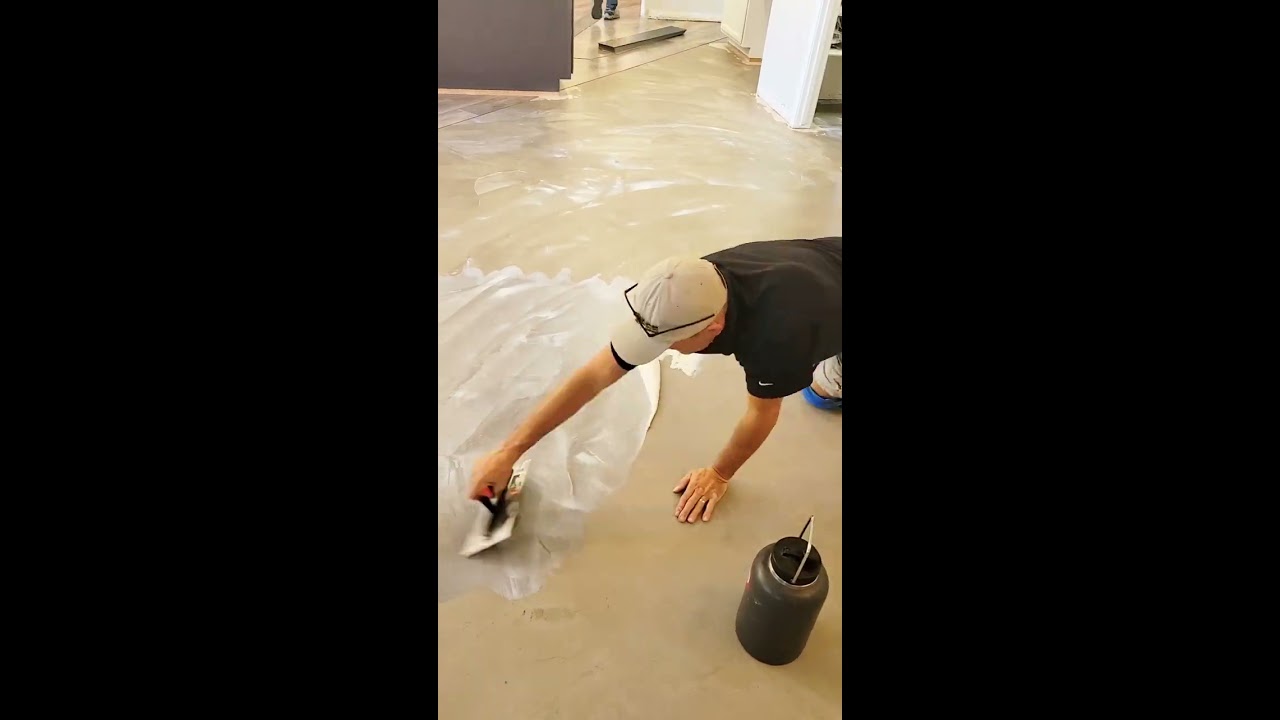 Applying Adhesive Glue Before Installing Vinyl Flooring Arizona Vinylflooring Shorts