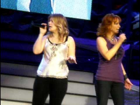 A Moment like this. Kelly Clarkson and Reba - YouTube