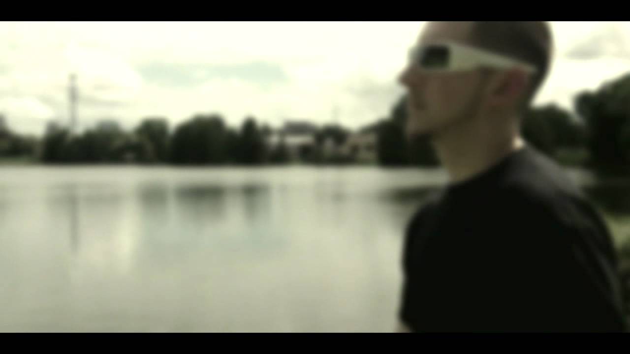 Schau dir das Musikvideo zu {trackName} von {artistName} an