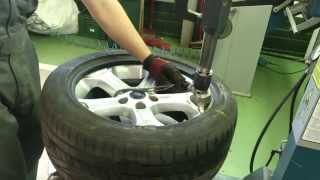 Как выполняется шиномонтаж.How to disassemble the car wheel(Для начала шиномонтажа нужно спустить колесо. Затем снимаем все грузики. После этого нужно отжать покрышку..., 2015-07-28T19:24:35.000Z)