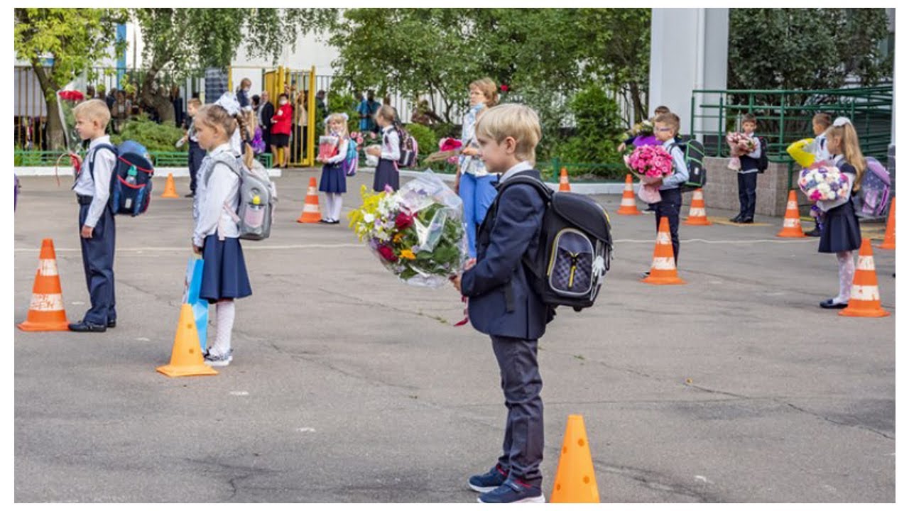 Пойти в школу в москве. 1 Сентября 2021 линейка. Картинка 1 сентября дети идут в школу. Школа ждет. Ждем в школу 1 сентября.