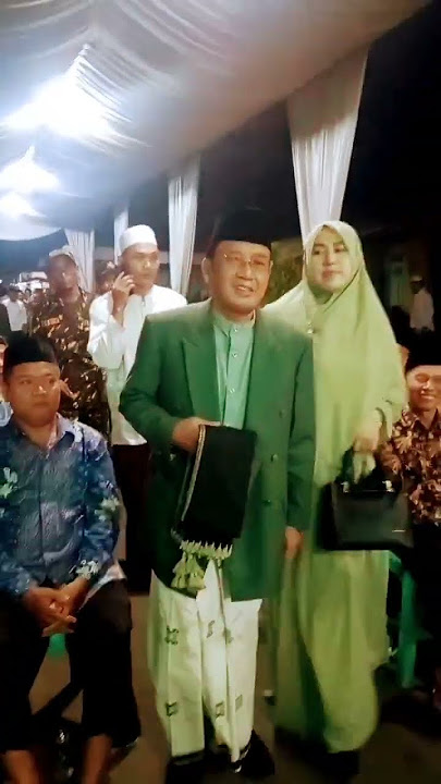 kh. muammar za‼️bersama istrinya