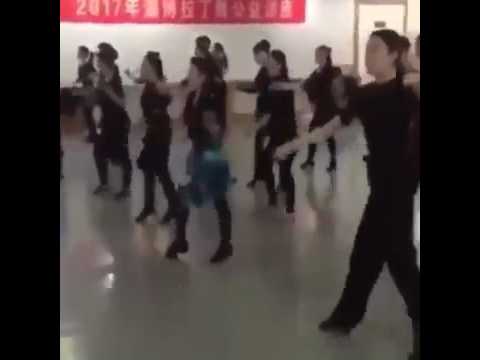 китайцы танцуют под песню. китаянка танцующая под казахский хит. китайцы танцуют под песню. китайская девушка танцует на улице под песню. вечерние танцы в китае.