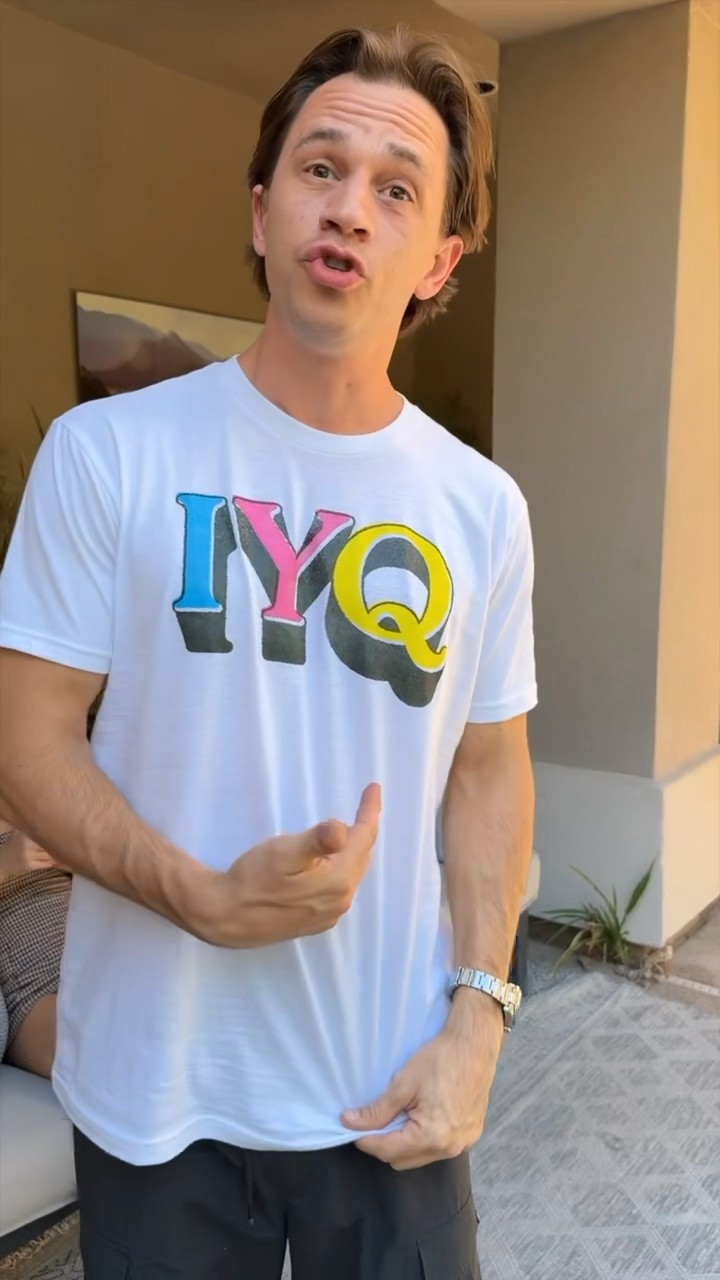 This shirt gets dates ?