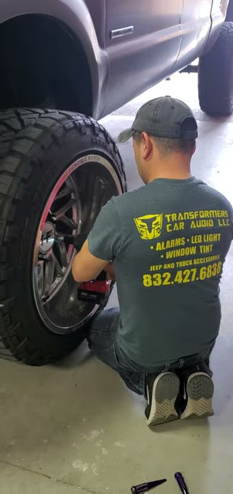 VIDEO: Instalación de pantalla de techo en camioneta. ((Audio Zone))   VIDEO. Instalación de pantalla de techo en camionetaEsta pantalla se  adapta a la mayoría de vehículos, solicite la suya con instalación