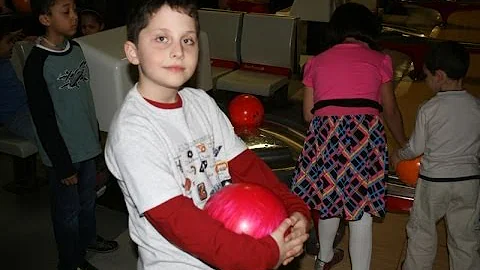 Gaby 9 years old bowling birthday party