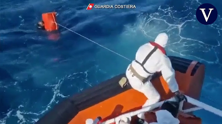 Socorristas al agua y con cuerdas: así ha sido el rescate a 83 migrantes en la costa italiana