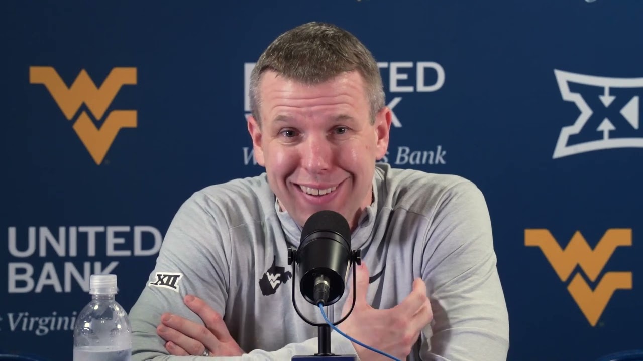 Главный тренер баскетбольной команды WVU Росс Ходж после победы над Цинциннати