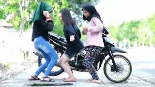 GOYANG TURUN NAIK 3 CEWEK CANTIK