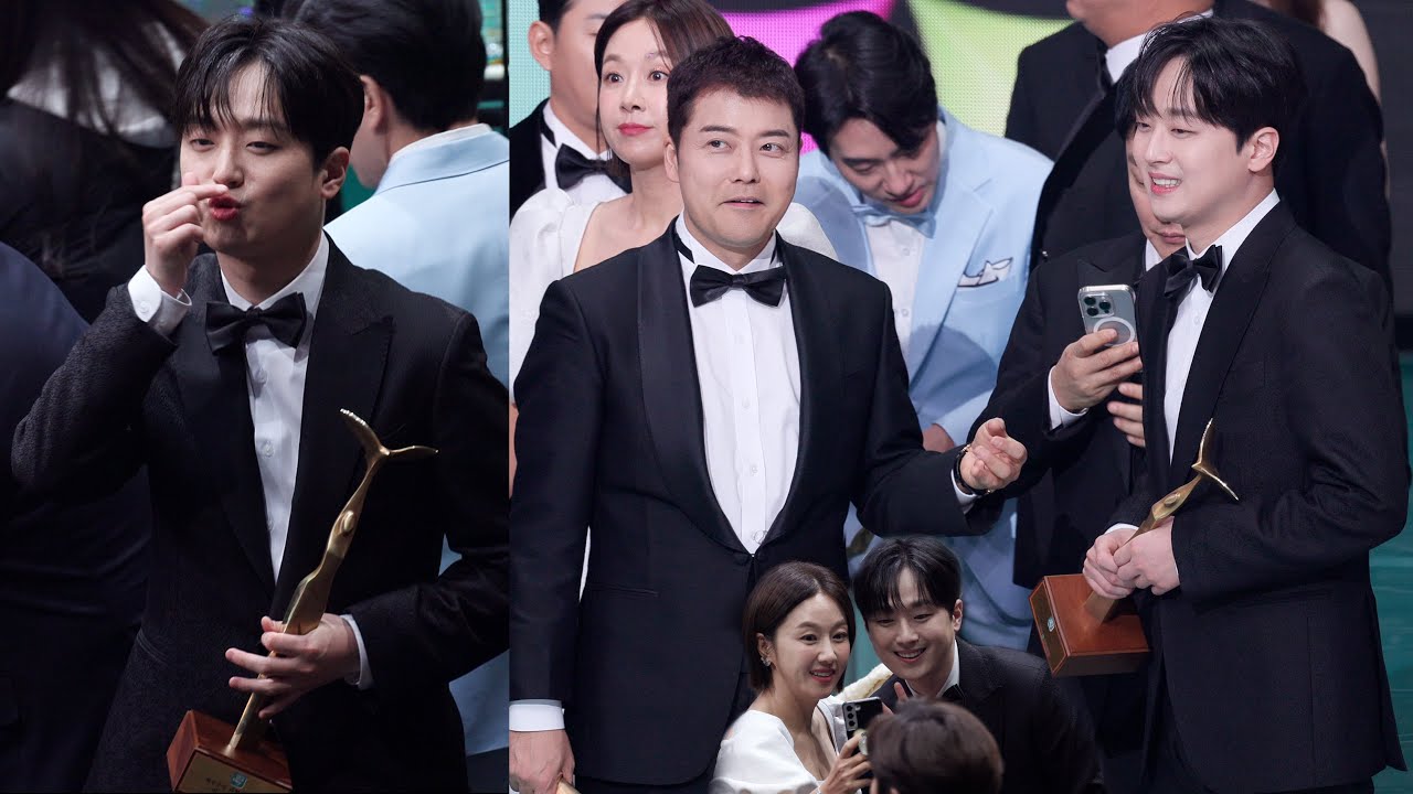 이찬원 '오프닝 + 최우수상 리얼리티부문 수상 트로피를 들고 팬덤(찬스)분들에게 손 하트와 하트 세러머니 감사 인사 팬서비스 + 감사인사 + 엔딩 배우분들과 단체 기념 사진 촬영'