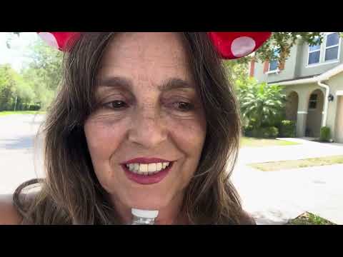 Fui ao parque com o orelhão comprado no RJ. - Tia Sami