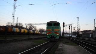 2тэ116 1140(А)прибывает на 3 путь с пригородным поездом Бердянск-Запорожье 2 и привет лок бригада