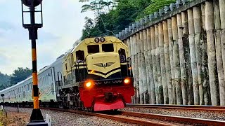 KERETA API PANJANG - MENEMUKAN BANYAK KERETA API NGEBUT DI TIKUNGAN 1/2
