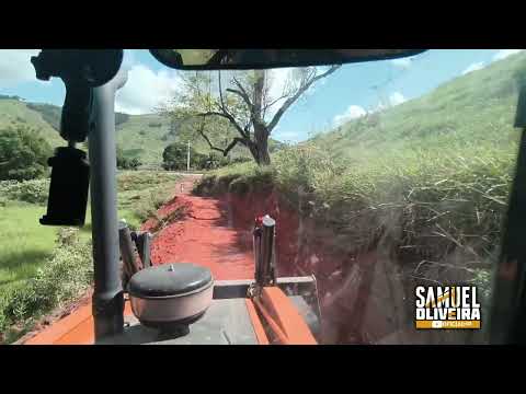 Retroescavadeira abrindo estrada