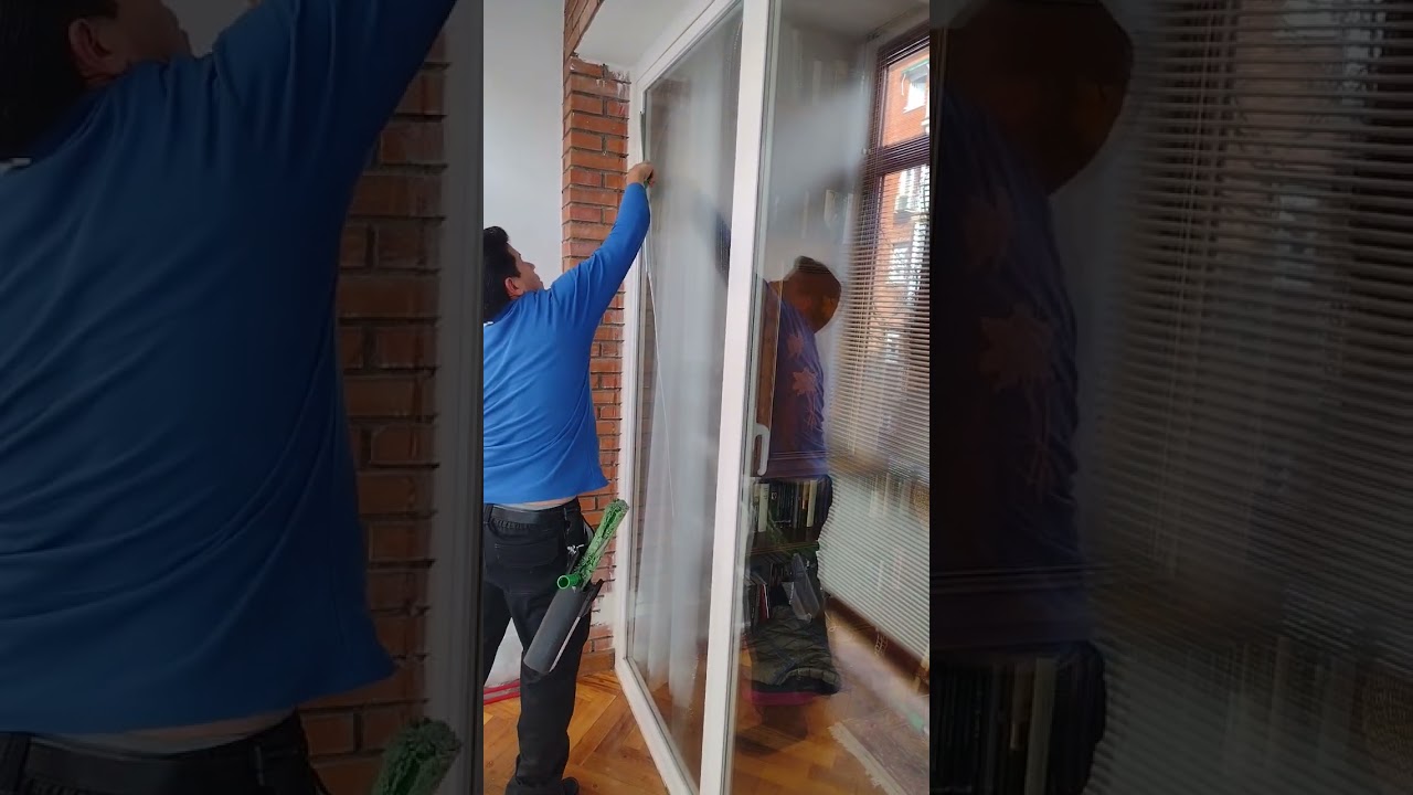 Limpieza de mampara de cristal en un baño de Chamberí