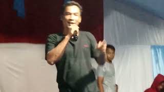 Artis payung hijau yang gak faham cukup melihat