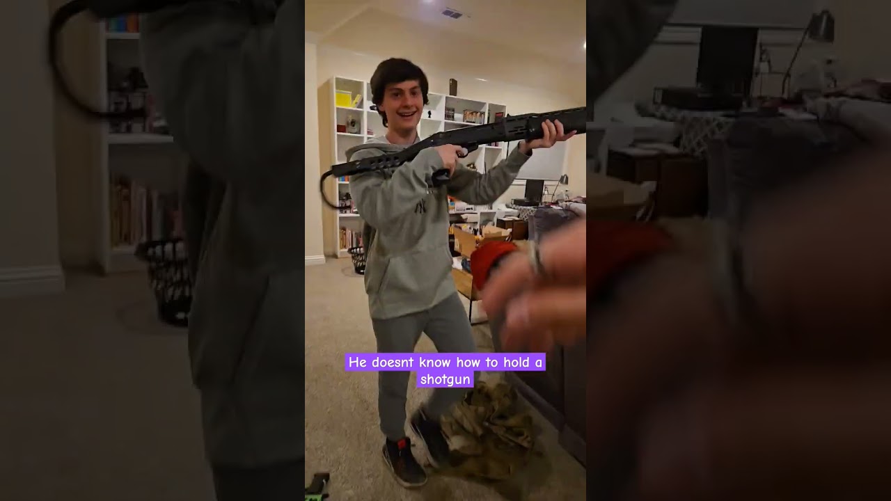 Первое видео 2025 года: он не может держать дробовик. 